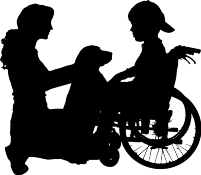 Frau sitzt neben einem Hund und einem Jungen, der im Rollstuhl sitzt